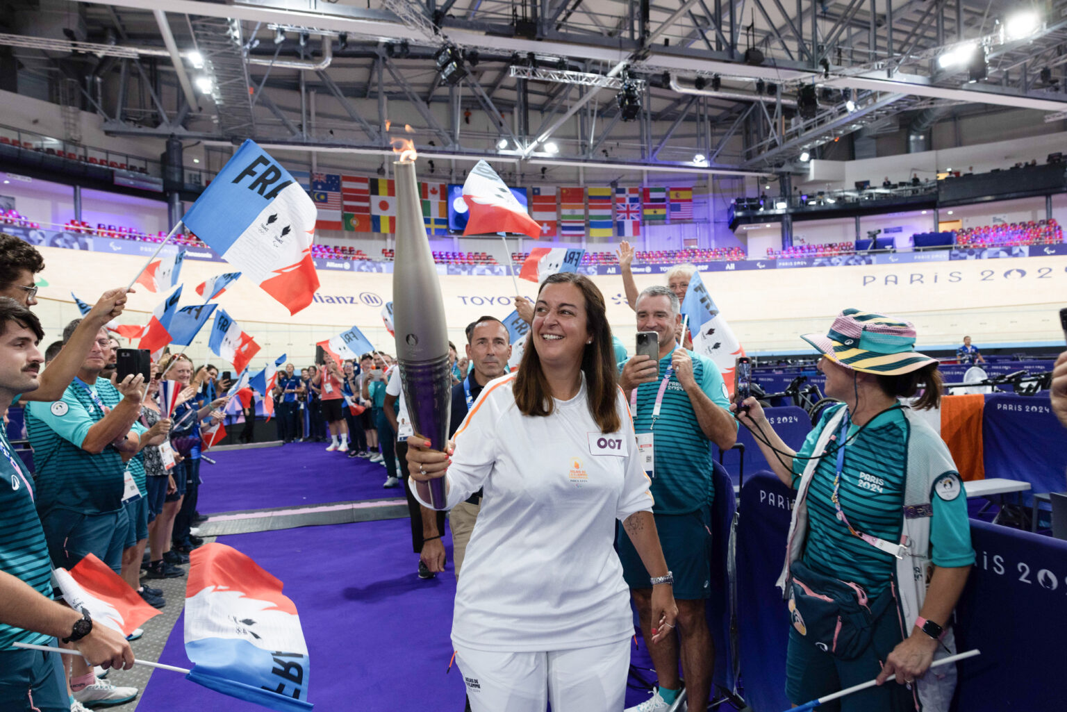 Parcours du Relais de la Flamme Paralympique des Jeux de Paris 2024 au Velodrome de Saint-Quentin-en-Yvelines (Yvelines)