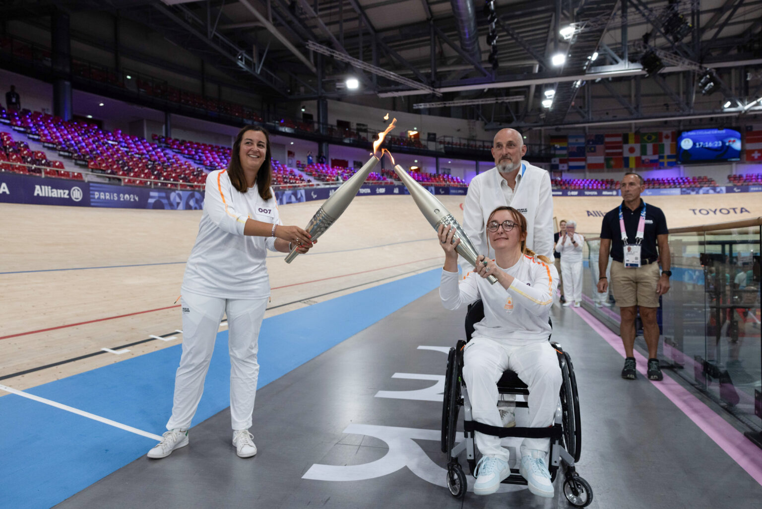 Parcours du Relais de la Flamme Paralympique des Jeux de Paris 2024 au Velodrome de Saint-Quentin-en-Yvelines (Yvelines)