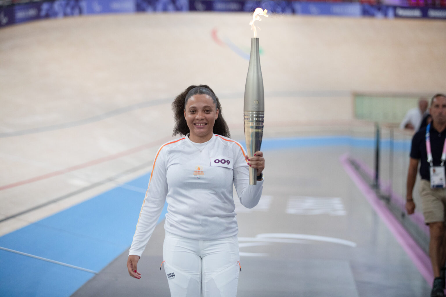 Parcours du Relais de la Flamme Paralympique des Jeux de Paris 2024 au Velodrome de Saint-Quentin-en-Yvelines (Yvelines)