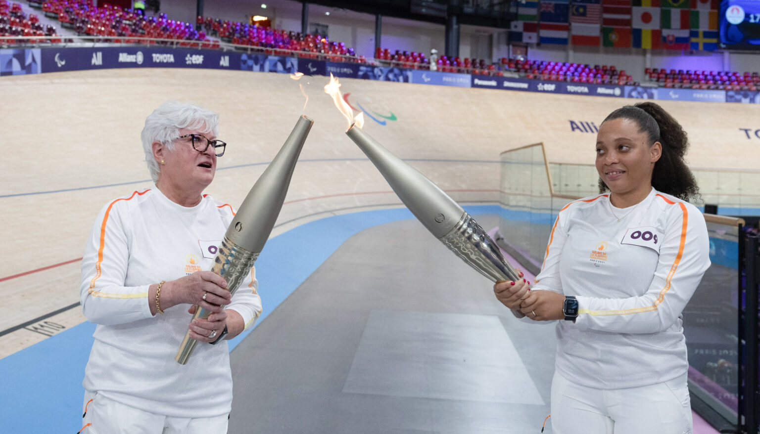 Parcours du Relais de la Flamme Paralympique des Jeux de Paris 2024 au Velodrome de Saint-Quentin-en-Yvelines (Yvelines)