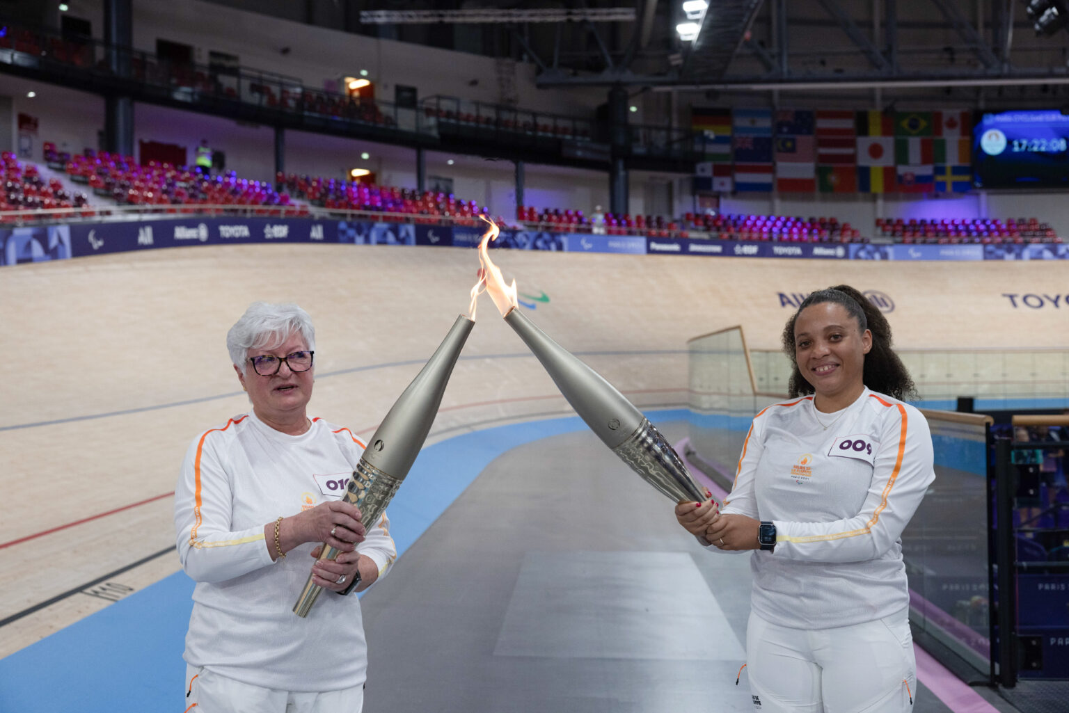 Parcours du Relais de la Flamme Paralympique des Jeux de Paris 2024 au Velodrome de Saint-Quentin-en-Yvelines (Yvelines)