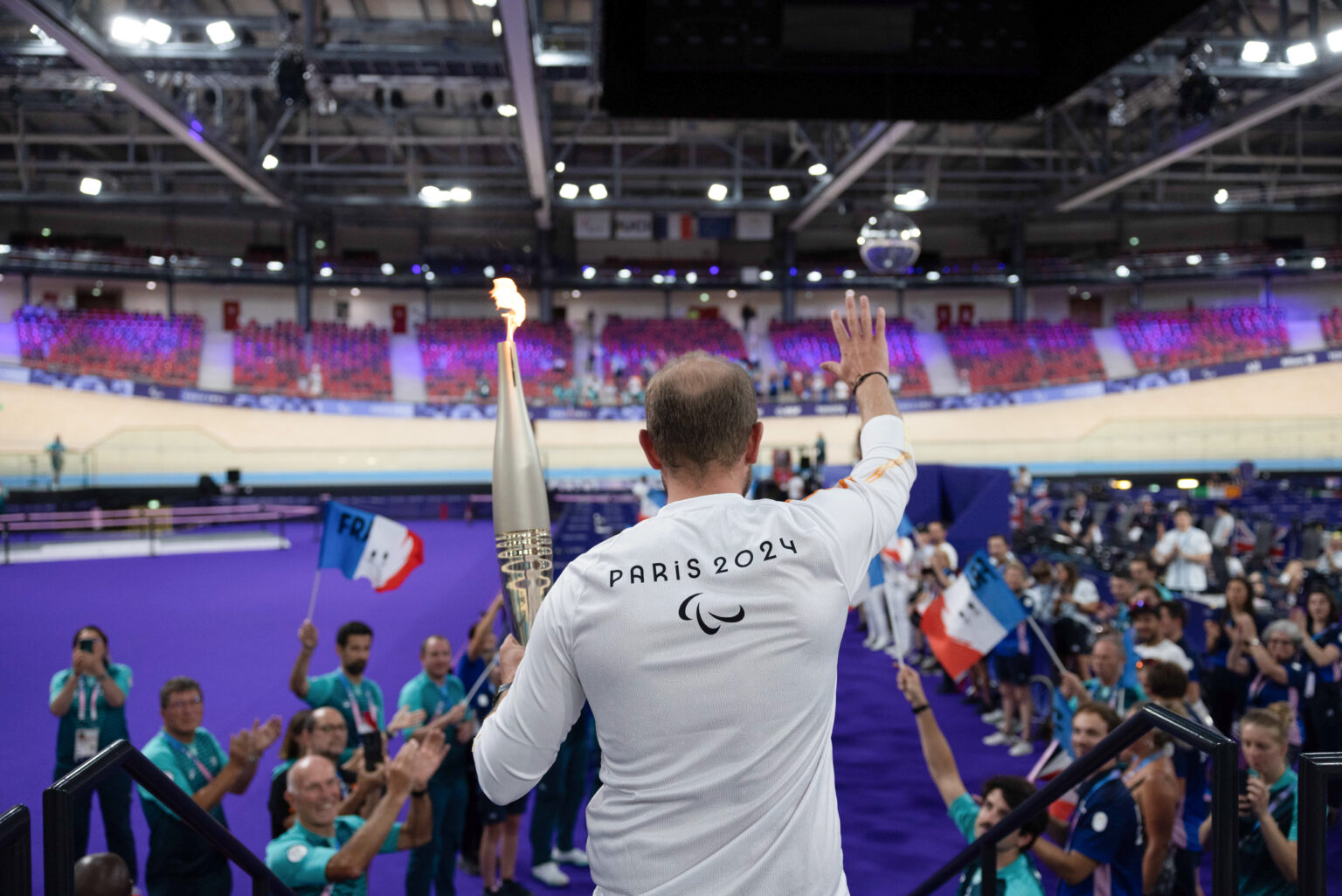 Parcours du Relais de la Flamme Paralympique des Jeux de Paris 2024 au Velodrome de Saint-Quentin-en-Yvelines (Yvelines)