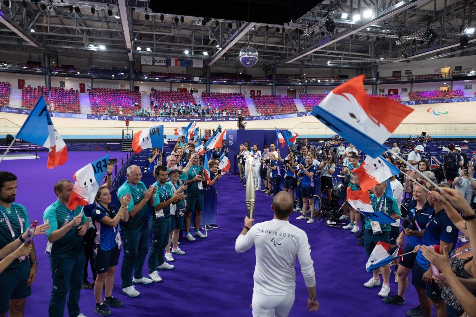 Parcours du Relais de la Flamme Paralympique des Jeux de Paris 2024 au Velodrome de Saint-Quentin-en-Yvelines (Yvelines)