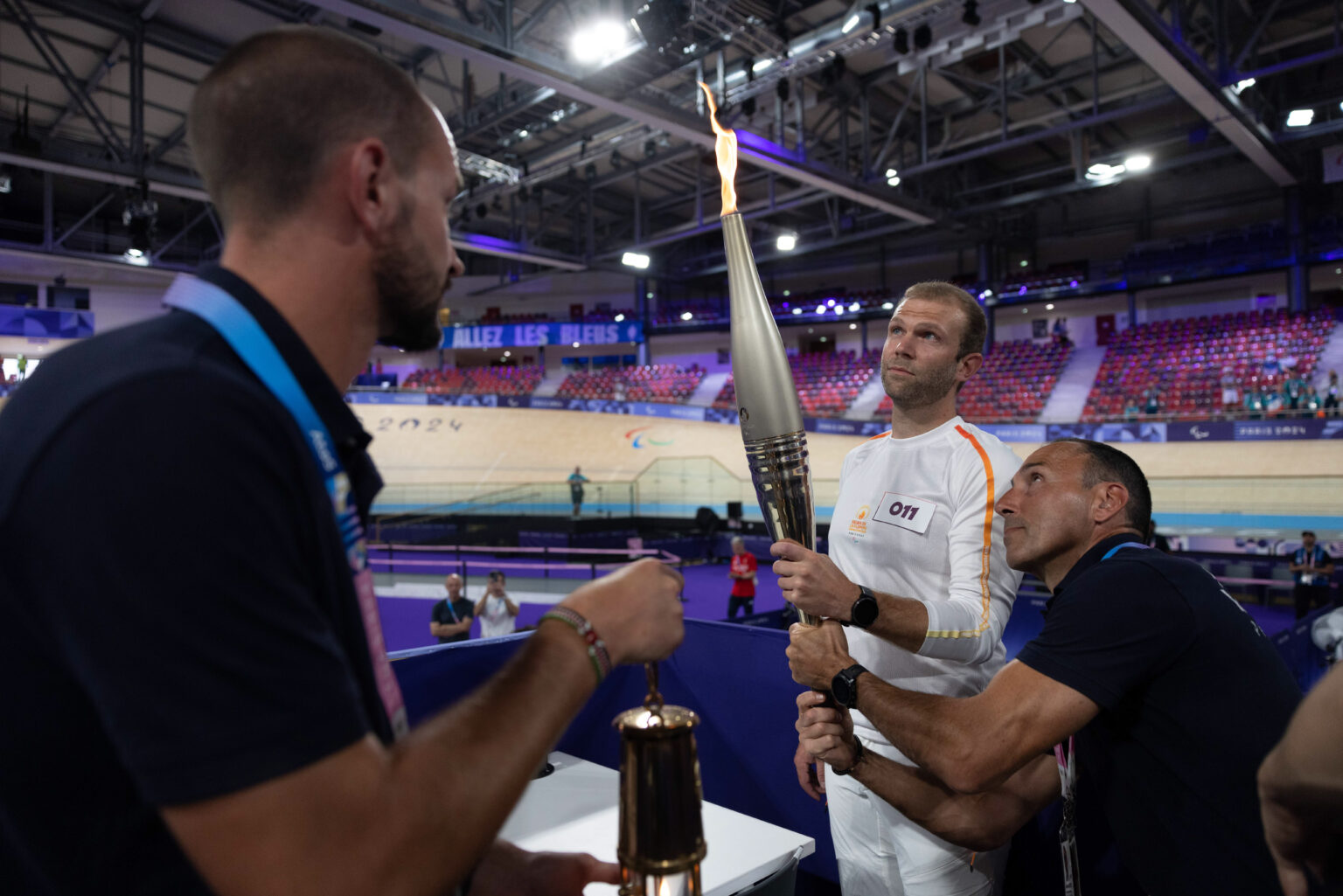 Parcours du Relais de la Flamme Paralympique des Jeux de Paris 2024 au Velodrome de Saint-Quentin-en-Yvelines (Yvelines)