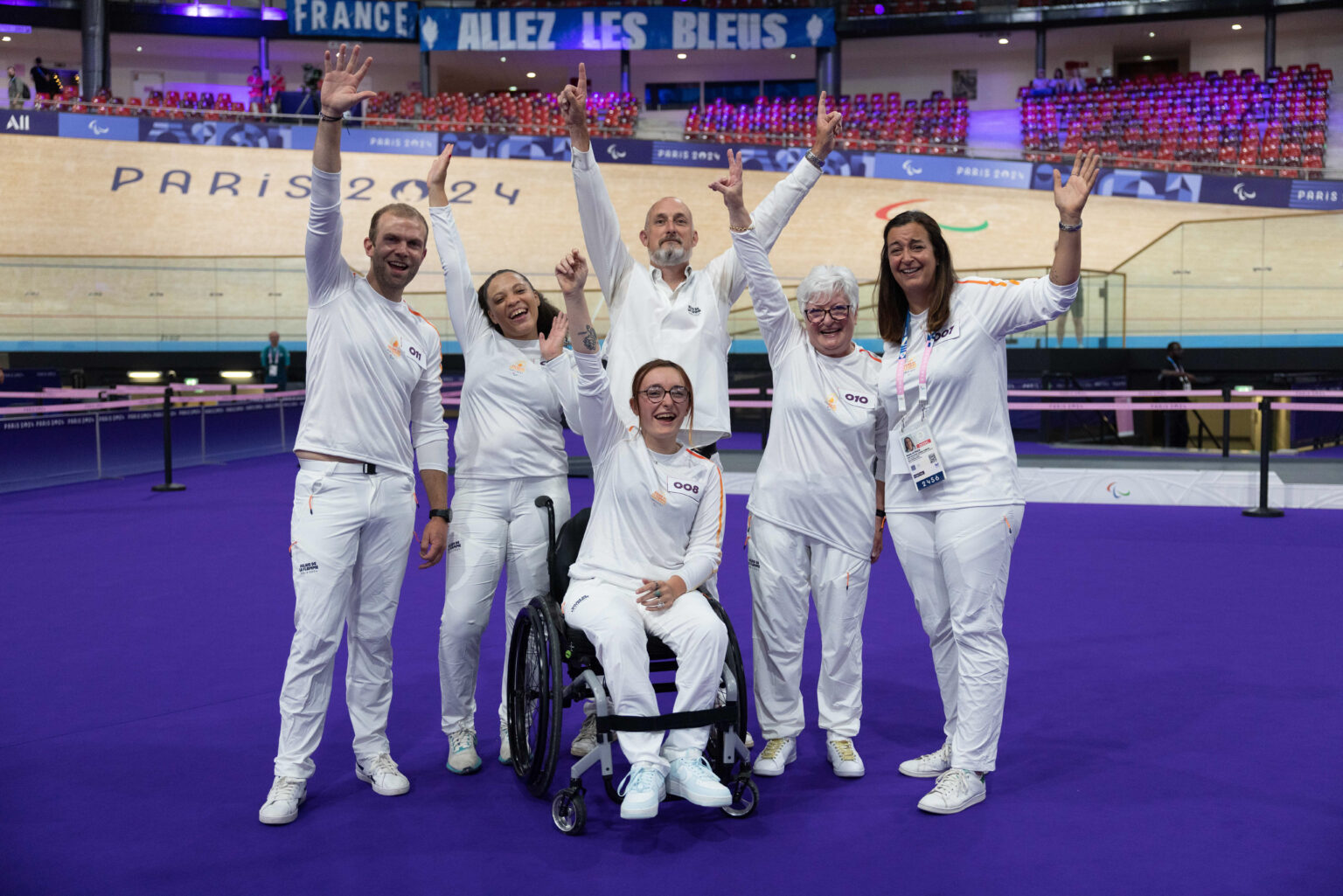 Parcours du Relais de la Flamme Paralympique des Jeux de Paris 2024 au Velodrome de Saint-Quentin-en-Yvelines (Yvelines)