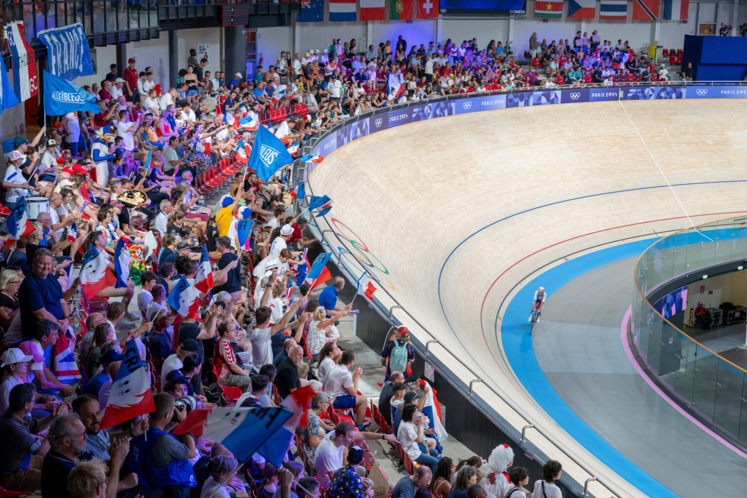 Velodrome piste jeudi 8 aout selection  Victoire de Thomas Benjamin Omuim Jm Foutgous Flamme olympique