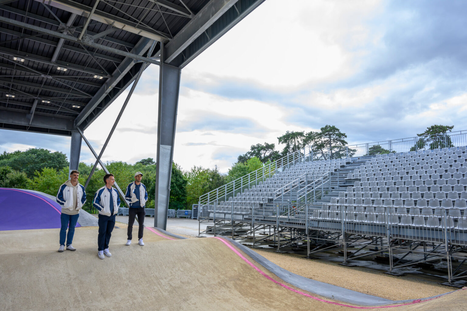 Sylvain Andre Joris Daudet et Romain Mahieu Vainqueur du BMX au JOP 2024. Visite du site lors d'un tournage TV